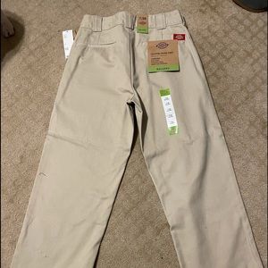 NWT Dickies cropped work plant. Juniors High Rise, Durable high rise khaki. Sz28